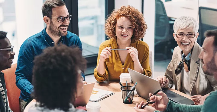 várias pessoas conversando em reunião.