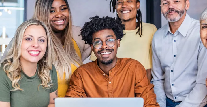 Colegas de trabalho fazem reunião descontraída no café