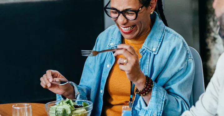 trabalhadores felizes almoçando e conversando.