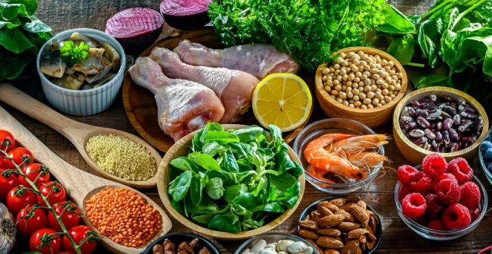 A imagem mostra temperos, frutas, proteínas e saladas todas juntas