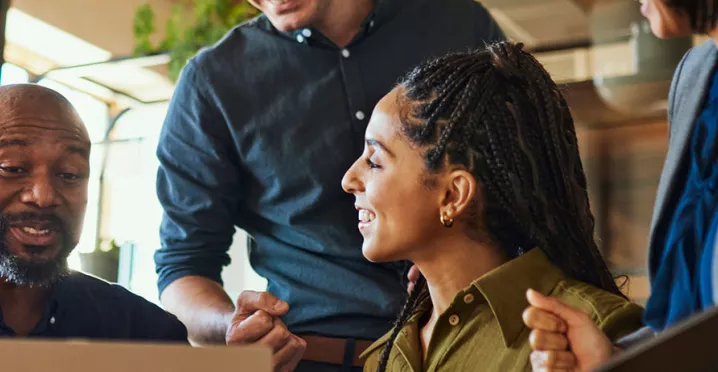 pessoas conversando no escritório.
