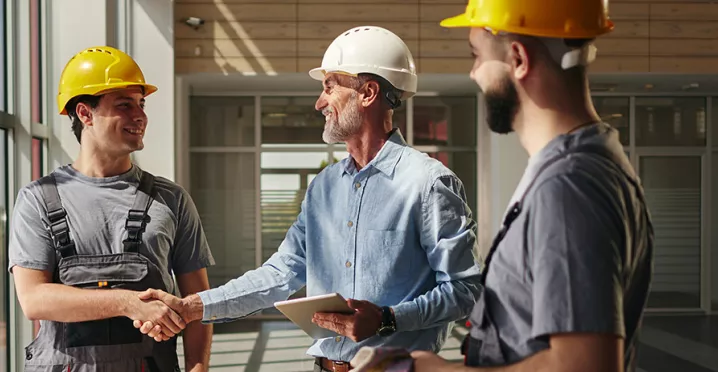 profissionais utilizando EPI enquanto conversam.