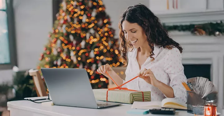 Funcionária abre o presente que comprou com gift card da empresa