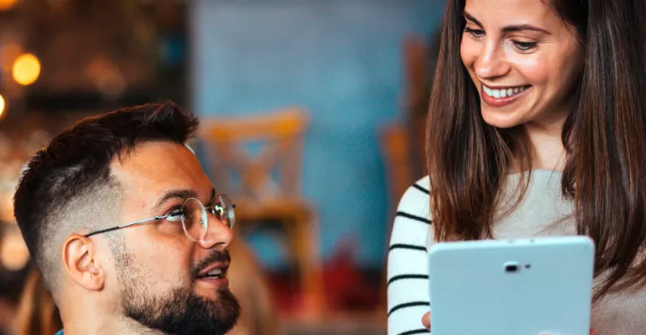 Duas pessoas conversam em um restaurante