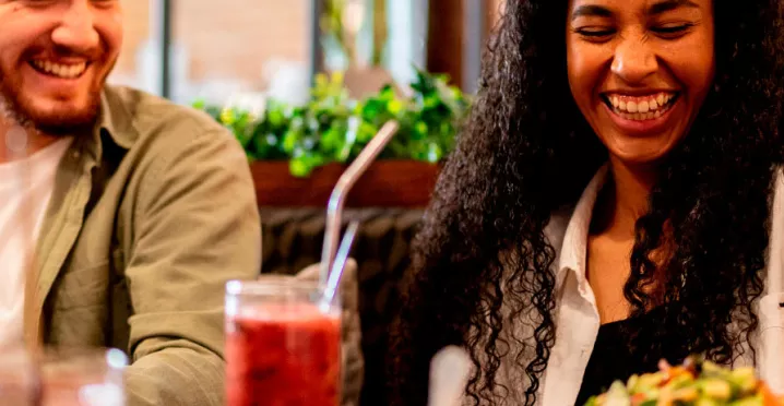 Dois amigos se divertem no almoço no restaurante