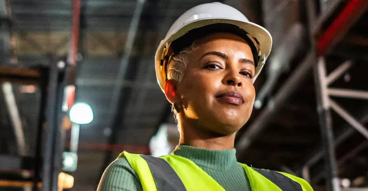 colaboradora em armazém utilizando EPI.