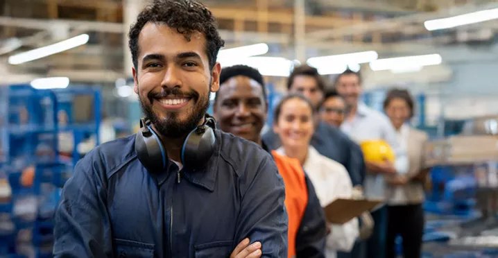 pessoas em fila sorrindo em ambiente de trabalho.