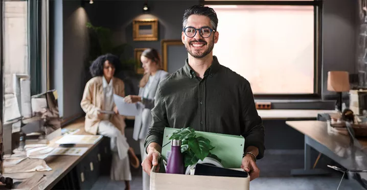 Homem deixa o lugar de trabalho. Ele pediu demissão no final do ano.