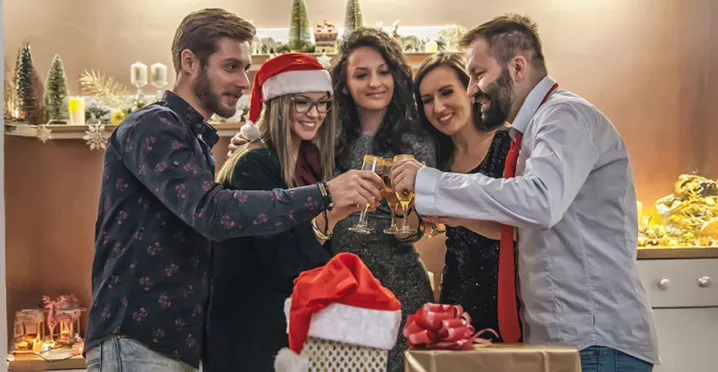 grupo de pessoas comemorando o natal juntas.