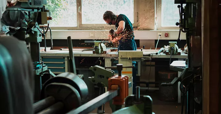 pessoa utilizando serra circular em oficina.