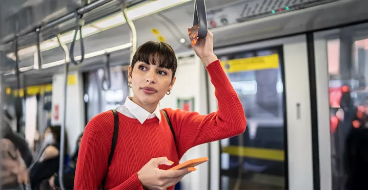 Foto mostra uma mulher andando no metrô a caminho do seu local de trabalho