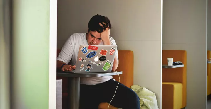 Foto mostra uma pessoa preocupada em seu trabalho