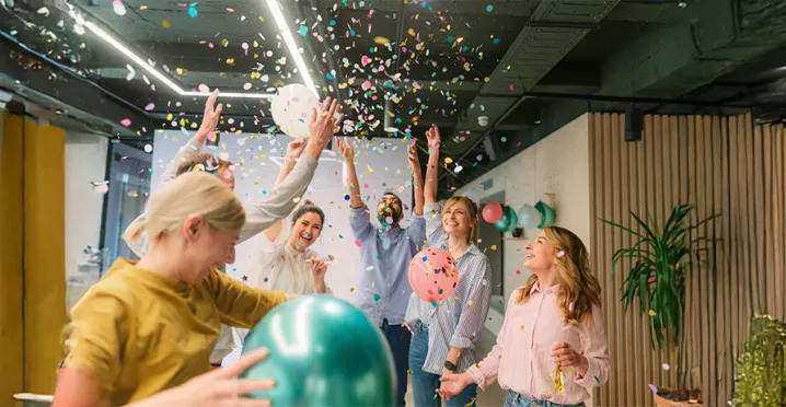 equipe festejando em ambiente corporativo.