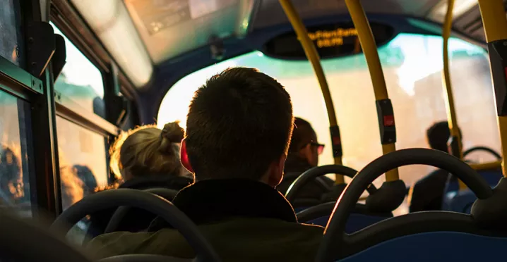 pessoa sentada em ônibus.