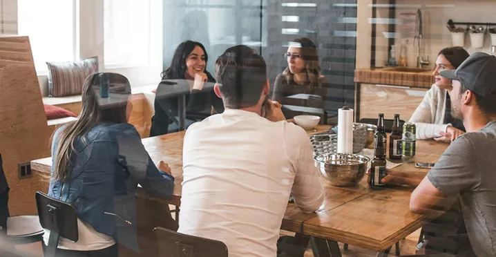 grupo de pessoas conversando. 