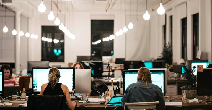 time trabalhando em escritório.