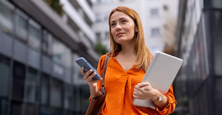 mulher com notebook e celular.