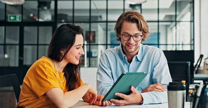 duas pessoas discutindo sobre algo em tablet.