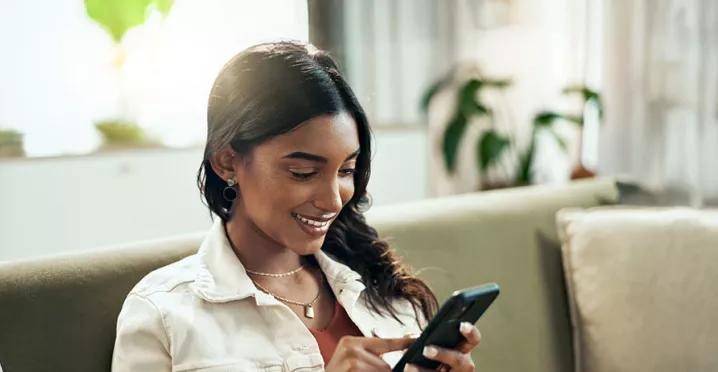 Mulher faz compra com Pluxee no delivery do iFood