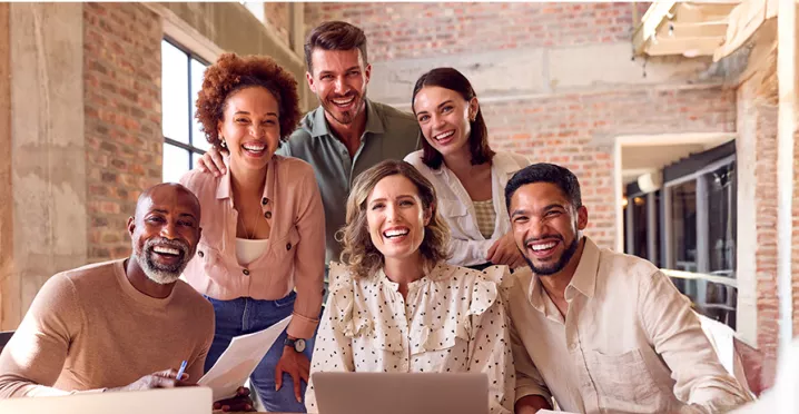 Foto mostra um grupo de colegas de trabalho depois de uma reunião