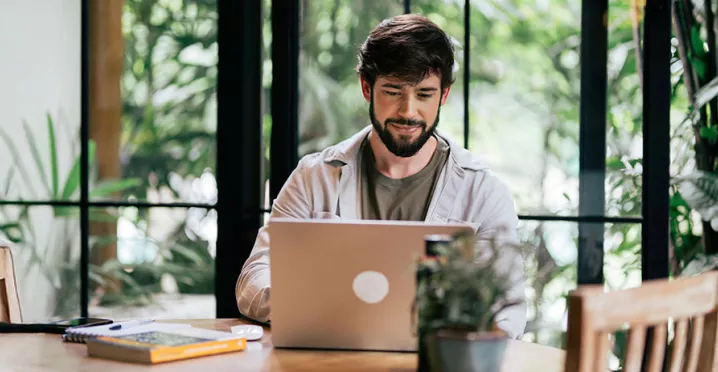 Profissional do financeiro busca informações sobre benefícios para funcionários