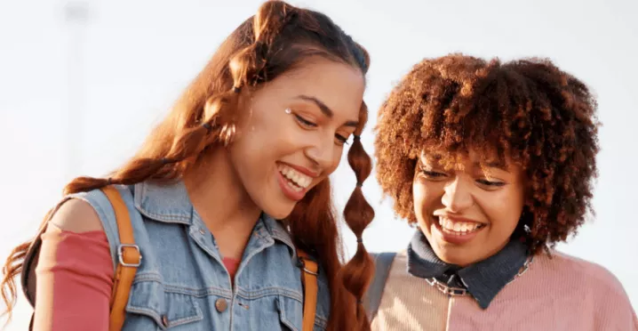 duas mulheres negras sorrindo