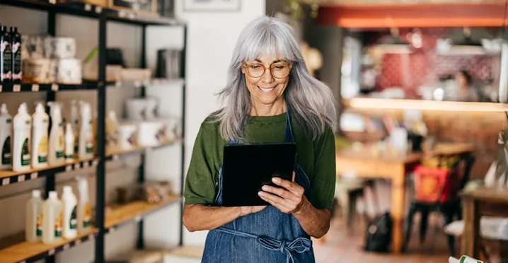 Foto mostra empreendedora trabalhando em seu pequeno comércio