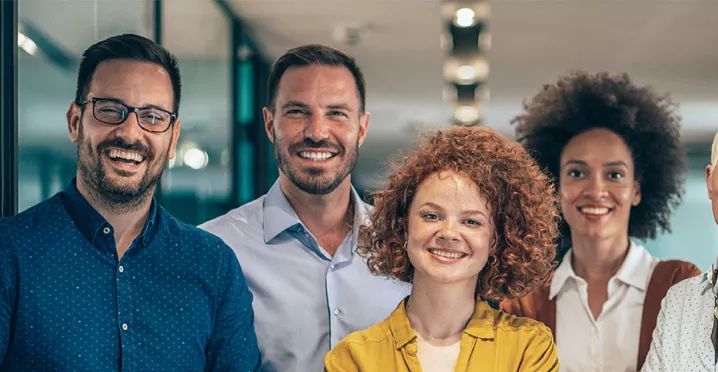 time sorrindo em escritório.