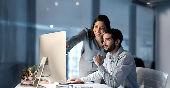 homem e mulher trabalhando juntos.