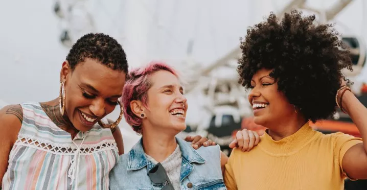 3 mulheres sorrindo 