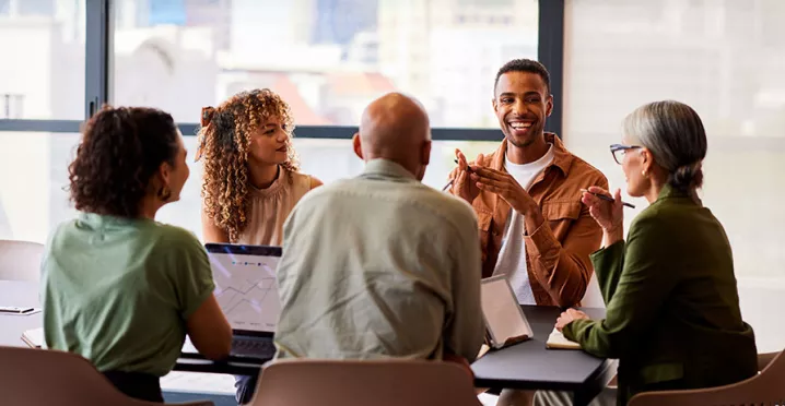 pessoas conversando em mesa.