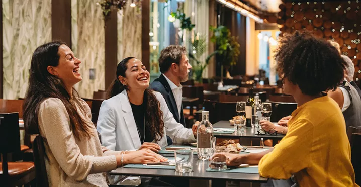Imagem mostra 3 amigas almoçando juntas na pausa do trabalho
