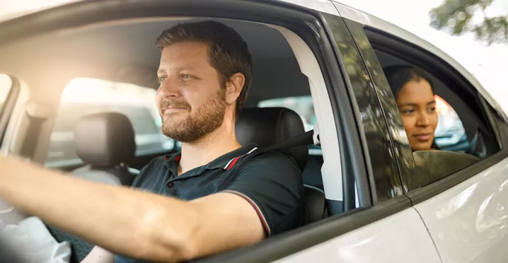 pessoa em carro de aplicativo.