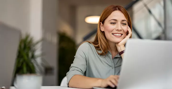 pessoa sorrindo para computador.