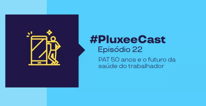 Imagem com fundo azul e um logo na frente com uma pessoa e um celular do lado, e descrição do nosso Ep 22 do PluxeeCast sobre os 50 anos de PAT
