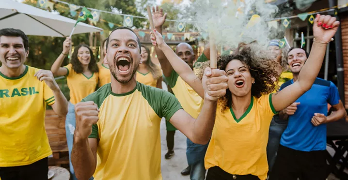 grupo de pessoas torcendo para a seleção brasileira durante a copa do mundo.