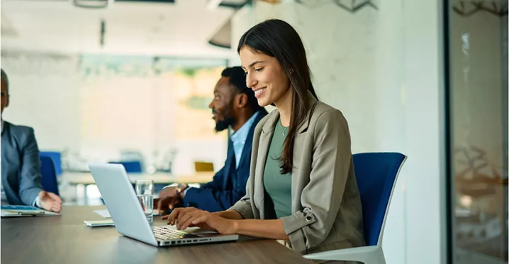 Mulher utiliza prompts de IA para melhorar sua performance no RH