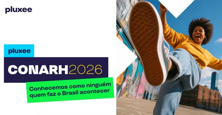 Peça promocional da Pluxee para o CONARH 2026. À esquerda, aparecem os logotipos da Pluxee e o texto “CONARH 2026”, acompanhado da mensagem “Conhecemos como ninguém quem faz o Brasil acontecer”. À direita, uma pessoa usando moletom amarelo, calça jeans e tênis aparece em primeiro plano com um dos pés voltado para a câmera, em um ambiente urbano com murais coloridos e céu azul ao fundo.