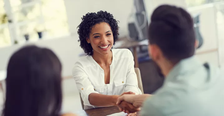 mulher sorrindo enquanto faz a admissão de profissional.