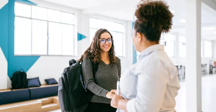 Profissional se despede de colega de trabalho que está saindo da empresa