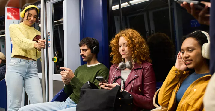 pessoas andando de metrô.