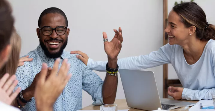pessoas sorrindo juntas no trabalho.