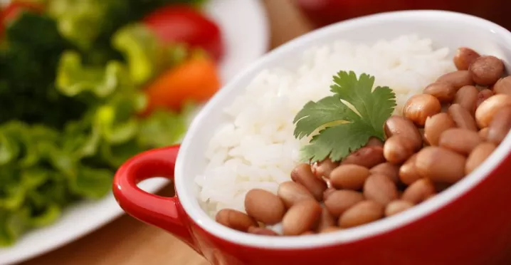 a imagem mostra um prato de comida com arroz e feijão