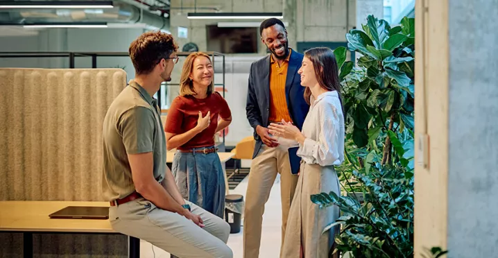 conjunto de pessoas conversando em ambiente corporativo.