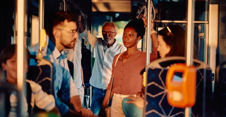 pessoas em ônibus.
