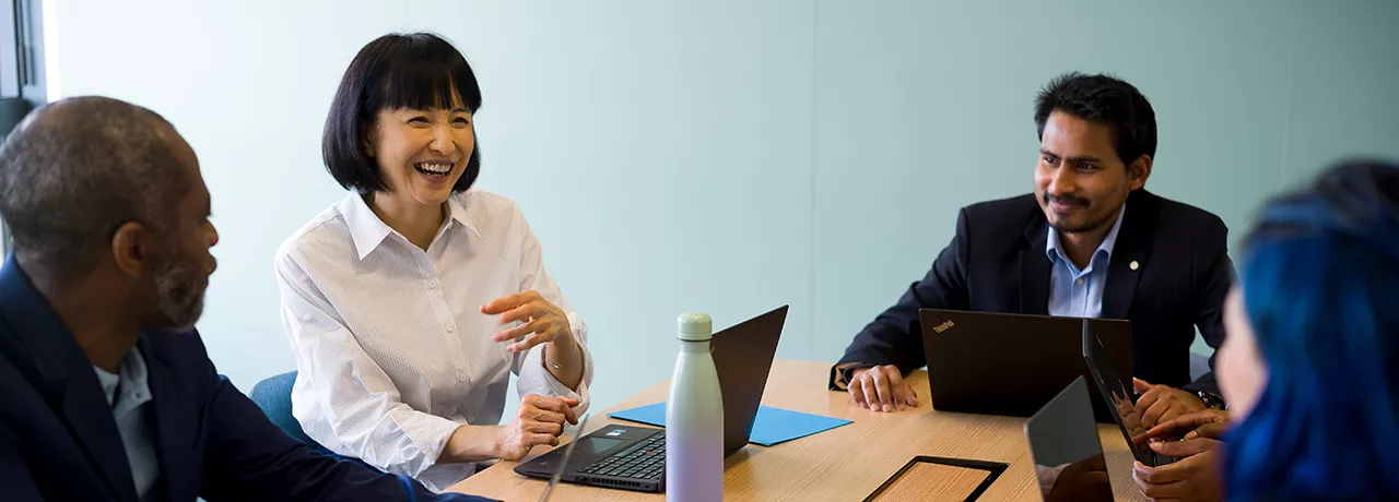 Uma equipe com pessoas de idades diferentes é mais eficiente quando o respeito existe. Leia mais sobre trabalho entre gerações.