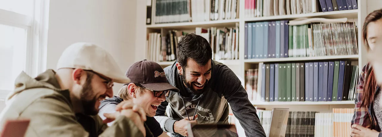 Bom humor é fundamental, inclusive no trabalho. Leia mais sobre o assunto