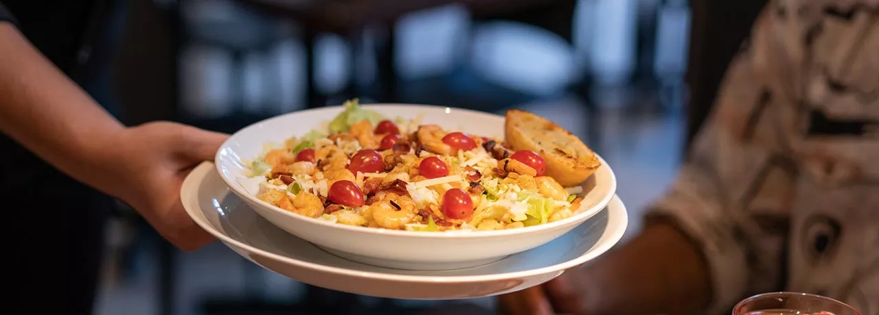 Conheça o vale-refeição da Pluxee, aceito em restaurantes, lanchonetes e padarias em todo Brasil