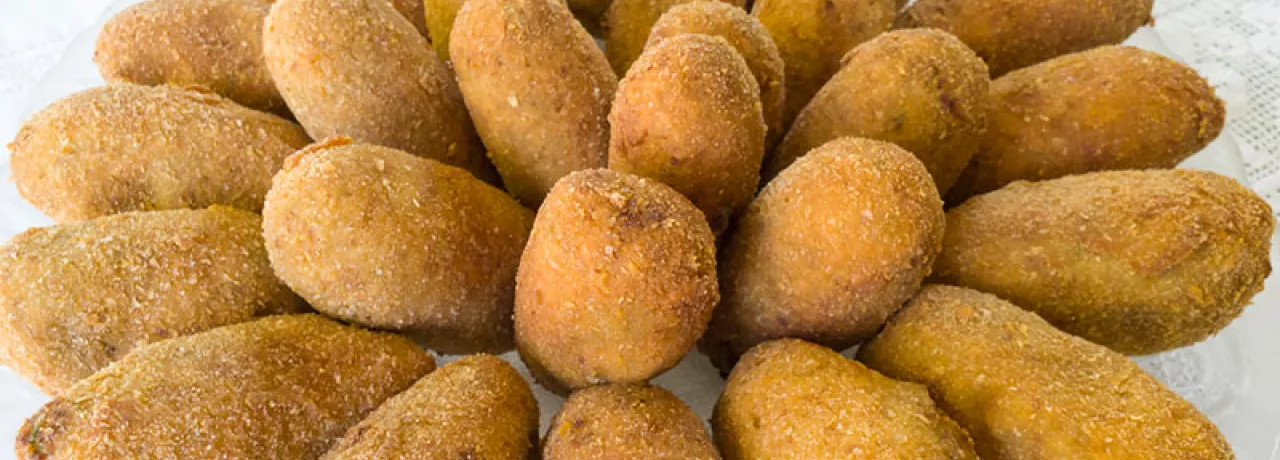 Prato com vários bolinhos de taioba 