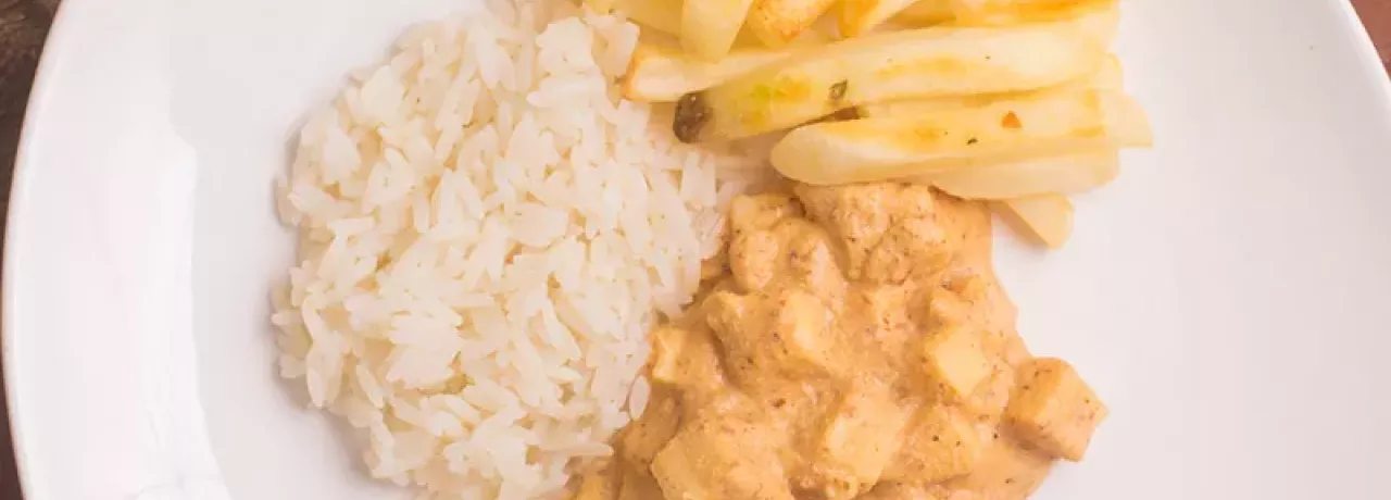 Prato com arroz, Estrogonofe e batata fria 